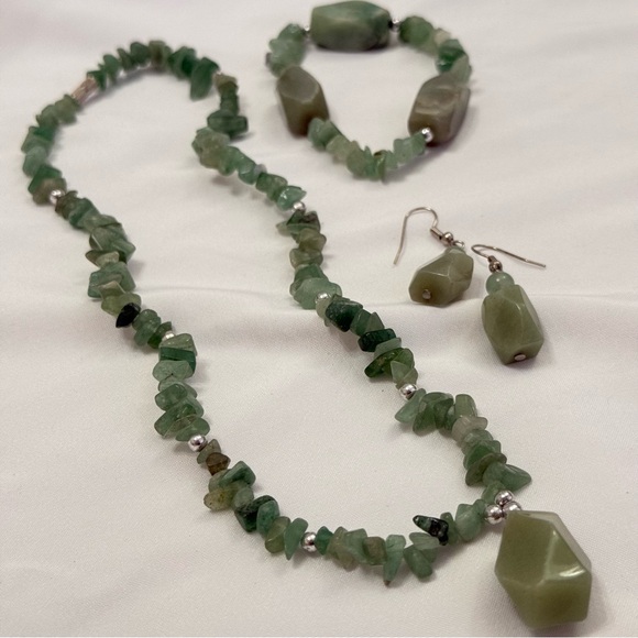 Green Gemstone Beads Jewelry Set - Picture 2 of 3